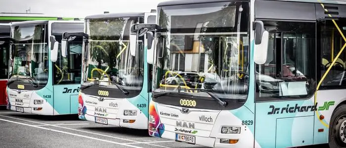 Drei Busse der Stadt Villach parken nebeneinander