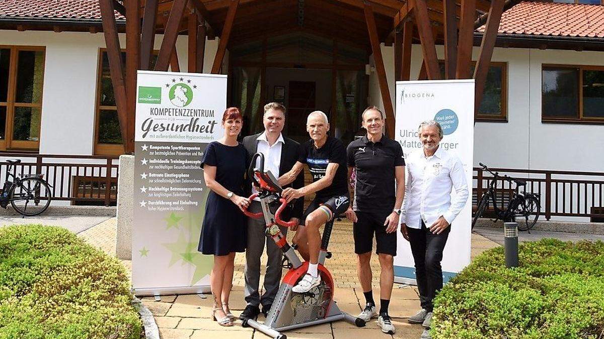 Ulrich Mattersberger (Mitte) organisiert gemeinsam mit der Gesundheitswelt Lienz und dem Dolomitengolf Hotel einen Spenden-Marathon