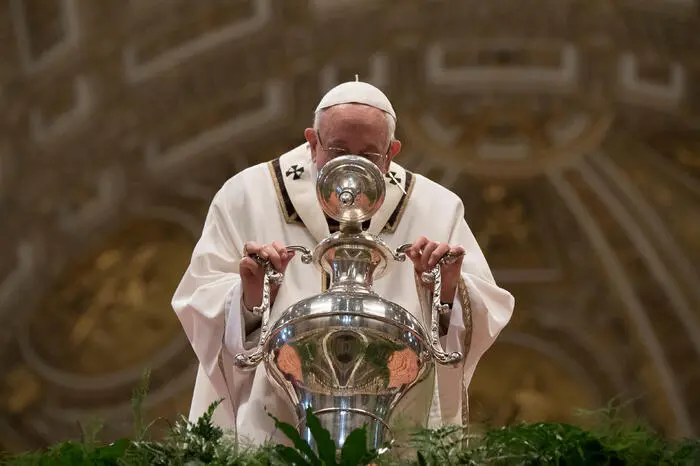Der Ritus erinnert an die Demutsgeste Jesu beim Letzten Abendmahl, wonach der Größte der Diener aller sein soll.