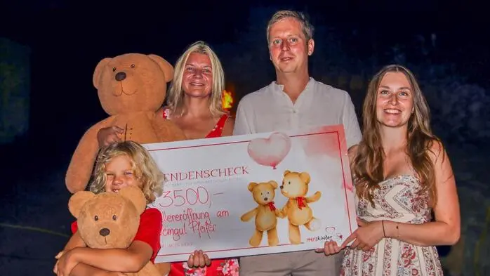 Herzkind-Mama Sabine Gass nahm in Vertretung der Geschäftsführerin von Herzkinder Österreich, Michaela Altendorfer, gemeinsam mit ihrem Sohn Niklas den Scheck entgegen. Daniel Pfeifer und Lisa Krispel (re) freuten sich.