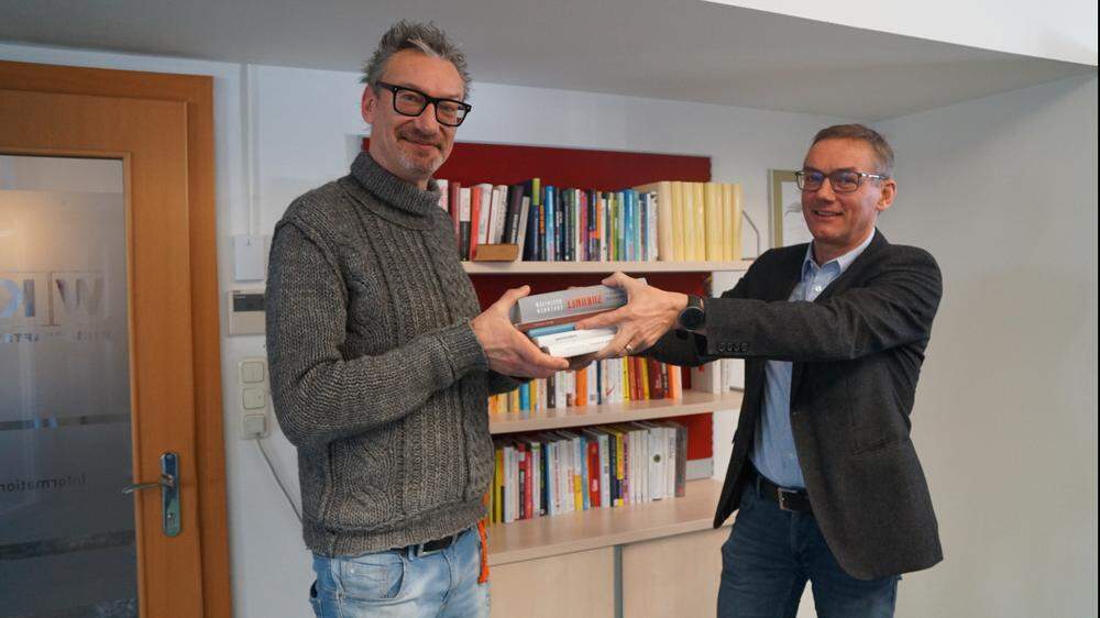 Nach neun Jahren übergibt Buchhändler Andreas Besold aus St. Veit (rechts) an seinen Klagenfurter Kollegen Helmut Zechner. Der neue Obmann fordert Senkung der Umsatzsteuer auf Bücher