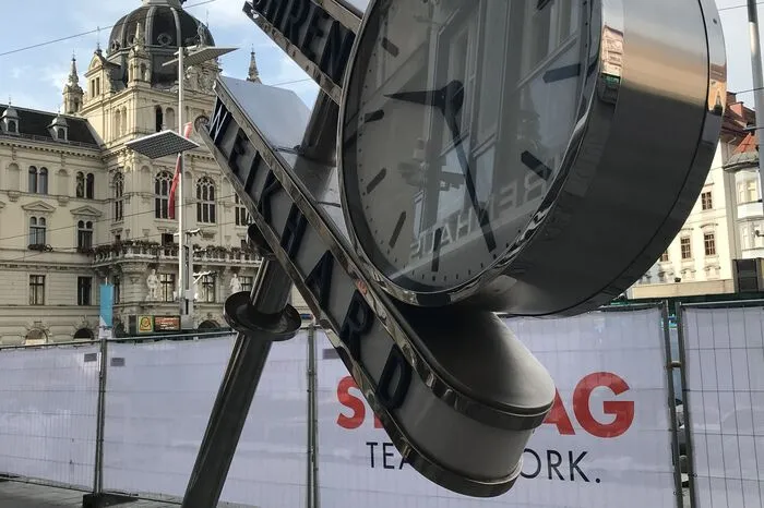 „Weikhard-Uhr in Schieflage“ von Lisa Janisch