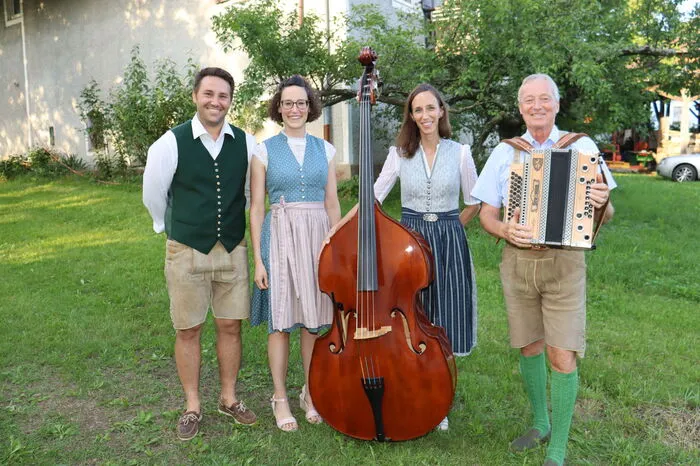 Im Anschluss sorgten der Kanzler-Hof Dreiklang, die Bläsergruppe der Ortsmusikkapelle St.Johann, die Pölzl Hausmusik, Eveline Schwabl und Elvira Riedler mit der Kindertanzgruppe und die Volkstanzgruppe St. Johann ob Hohenburg mit Musik und Tanz für beste Stimmung bei den vielen Besuchern.