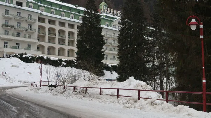 Nach einer Kurve entlang der Hochstraße am Semmering fällt der Blick auf das Grandhotel Panhans.