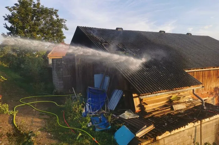 Nachbarn entdeckten den Brand und konnten die im Erdgeschoß untergebrachten Schafe retten. 136 Feuerwehrleute von sechs Feuerwehren standen im Löscheinsatz.