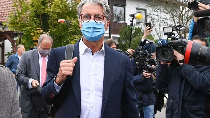 Der ehemalige Audi-Chef Rupert Stadler muss sich als erster Volkswagen-Manager für den Dieselskandal vor einem deutschen Gericht verantworten. Am Landgericht München begann am Mittwoch der Prozess gegen Stadler und drei weitere Audi-Manager, die an der Entwicklung der manipulierten Dieselmotoren beteiligt waren. Die Staatsanwaltschaft München II wirft ihnen Betrug, mittelbare Falschbeurkundung und strafbare Werbung in bis zu 434.000 Fällen vor.