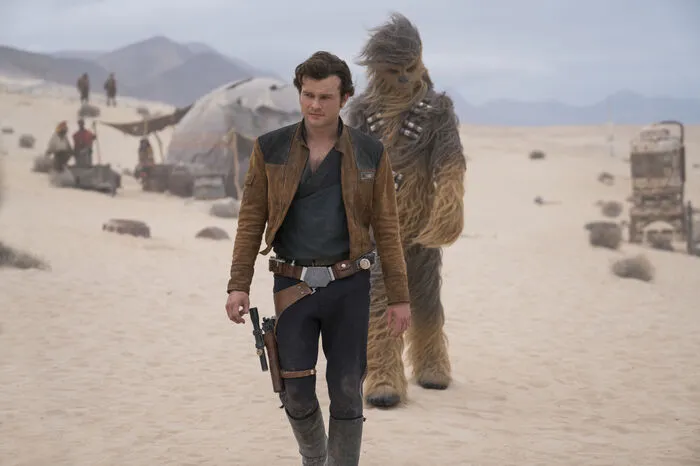 Han Solo träumt davon, der beste Pilot der Galaxis zu werden. Dem stehen einige Hindernisse im Weg, nicht zuletzt das Geld.