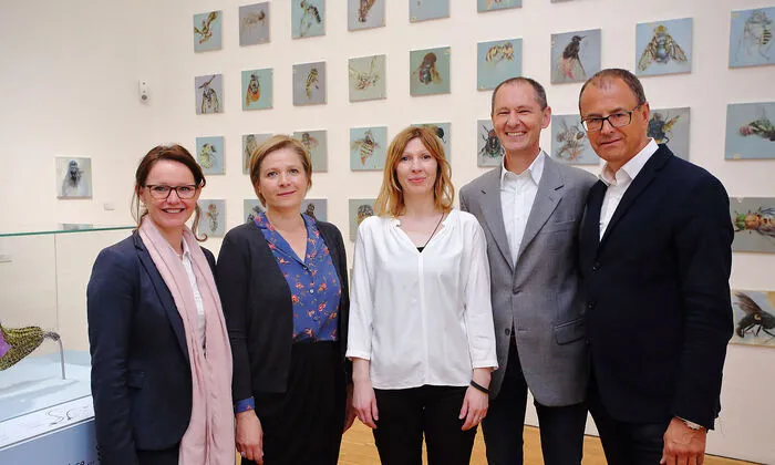 Gruppenfoto, v.l.n.r.: Alexia Getzinger (kaufmännische Direktorin UMJ), Judith Schwentner (Umweltstadträtin Stadt Graz), Natalie Port (Künstlerin und Kuratorin), Wolfgang Paill (Leiter Naturkundemuseum) und Wolfgang Muchitsch (wissenschaftlicher Direktor UMJ)