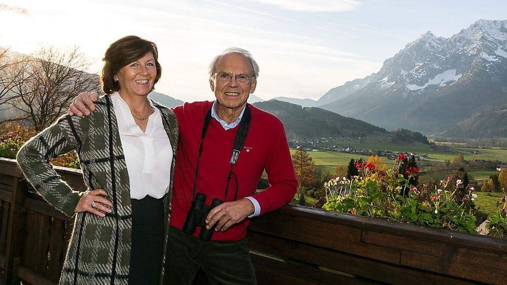 Nick Kalita und seine Frau Beate genießen die Aussicht auf die Bergwelt