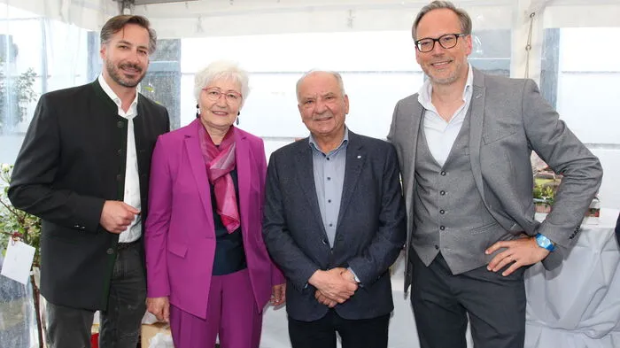 Bernd (.) und Hannes Radaschitz (r.) und ihre Eltern Anneliese und Johann konnten zur 100-Jahr-Feier zahlreiche Gäste begrüßen