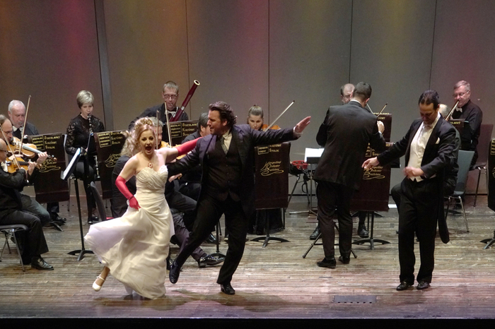 Als Solisten des Operettentheaters in Budapest wirkten Anita Lukács, Aisha Kardffy, Sándor Domoszlai und Károly Peller mit.