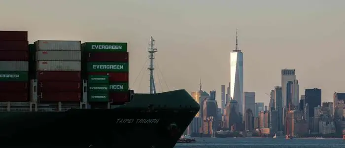Containerschiff vor der Skyline von New York.