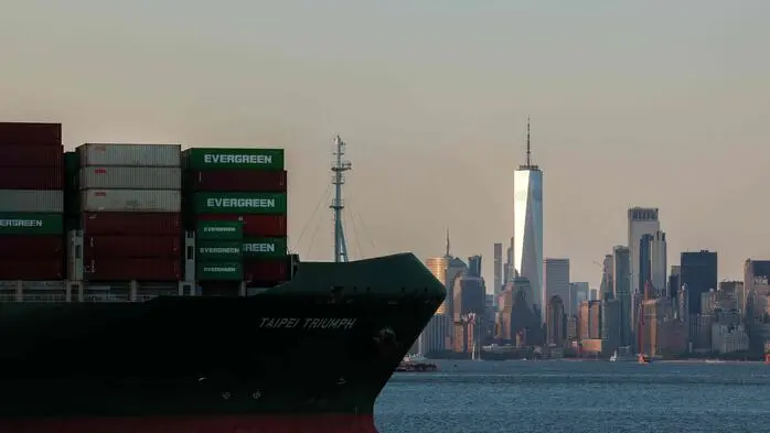 Containerschiff vor der Skyline von New York.