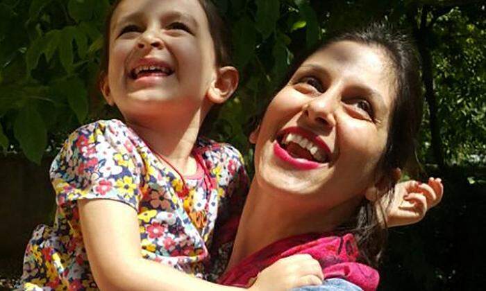 Nazanin Zaghari-Ratcliffe mit ihrer Tochter auf einem Archivbild von 2018, wo sie für drei Tage ihre Haft unterbrechen durfte