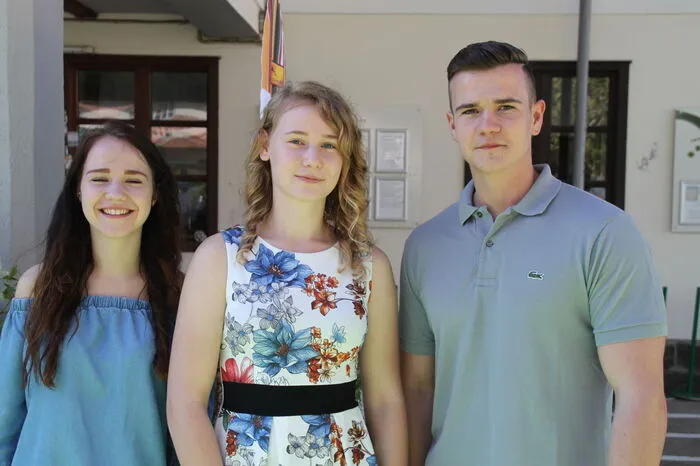 Julia, Theresa und Franz Berghofer sind die jüngste Generation der Familie und helfen schon seit Jahren in der Mühle mit.