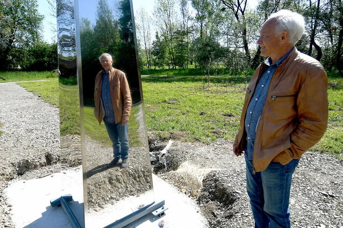 Die Idee und die Umsetzung des Kunstparks stammt von Wolfgang Neffe. Hier blickt er in den Obelisken, der in der Mitte des Parks steht.