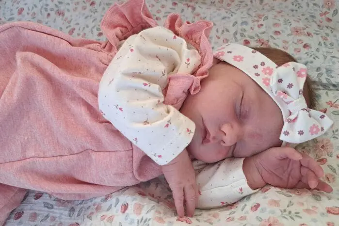 Sehnlichst erwartet wurde Helena Katharina (3520 g, 51 cm) von ihren stolzen Brüdern André, Simon, Martin, Daniel und Gabriel. Ihre Eltern Katharina und Andreas Winkler aus Villach freuen sich sehr über den lieben Familienzuwachs. Geboren wurde die süße Maus aus Villach am 27. Juli um 13.02 Uhr. 