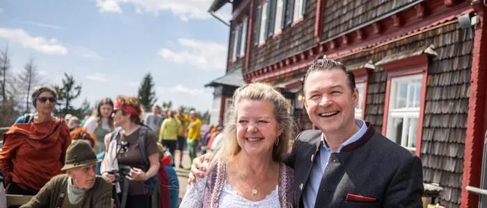 Carina und Wilfried Brauchart vor ihrem Stubenberghaus