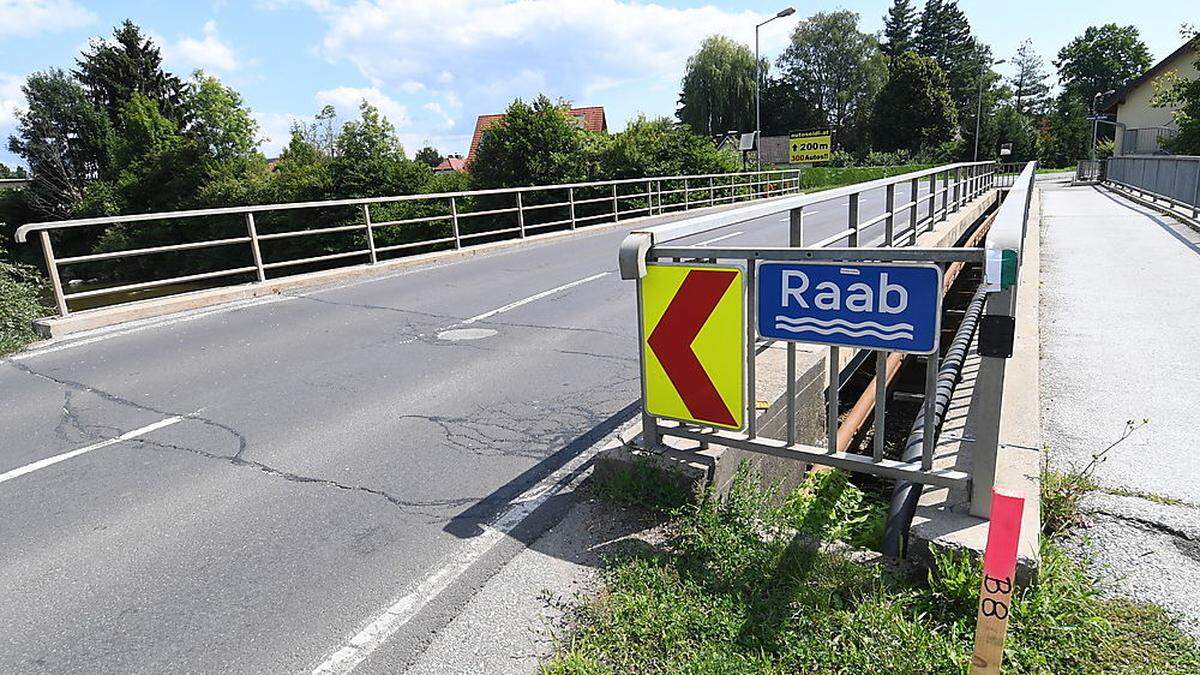 Die Brücke über die Raab aus dem Jahr 1927 wird abgerissen und neu errichtet