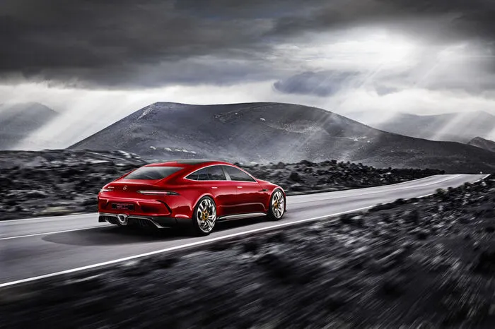 Also werfen wir einen Blick auf das Herz des AMG GT Concept: Dort werkt eine Kombination aus 4-Liter-V8-Benziner mit zwei Turbos und Elektromotor, die mit einem modularen Batterie-Konzept verbandelt sind.