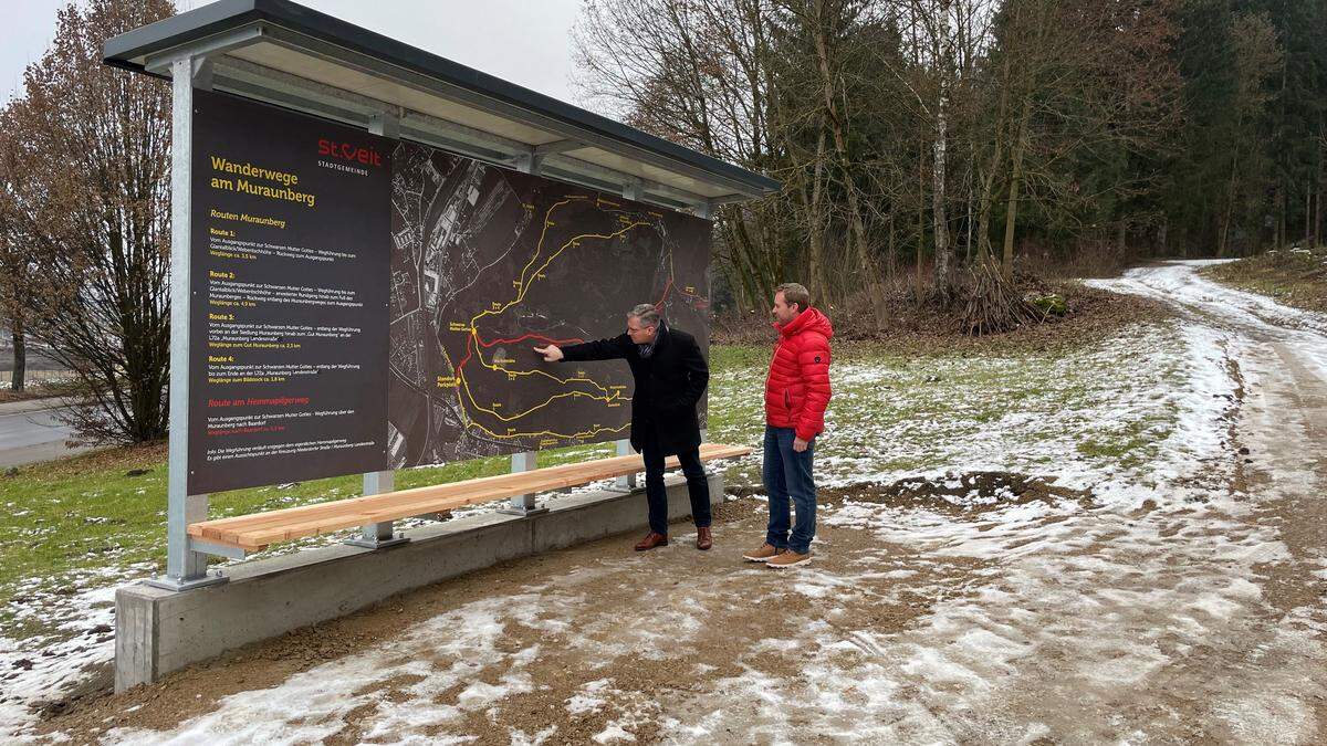 Martin Kulmer und Daniel Kohlweiß vom Städtischen Bauhof bei der Abnahme der neuen Wanderwegtafel Muraunberg