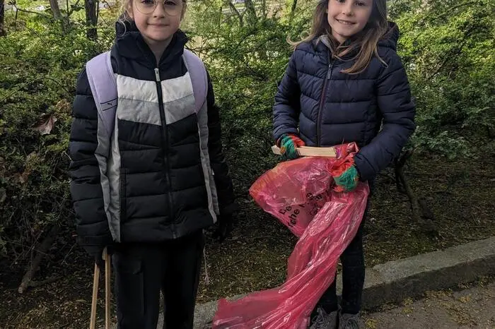 Julia Gostentschnigg, Lehrerin der 2.b., betont: „Es ist beeindruckend zu sehen, wie unsere Schülerinnen und Schüler mit viel Enthusiasmus und Verantwortungsbewusstsein dabei sind und sich aktiv für eine saubere Umwelt einsetzen.“