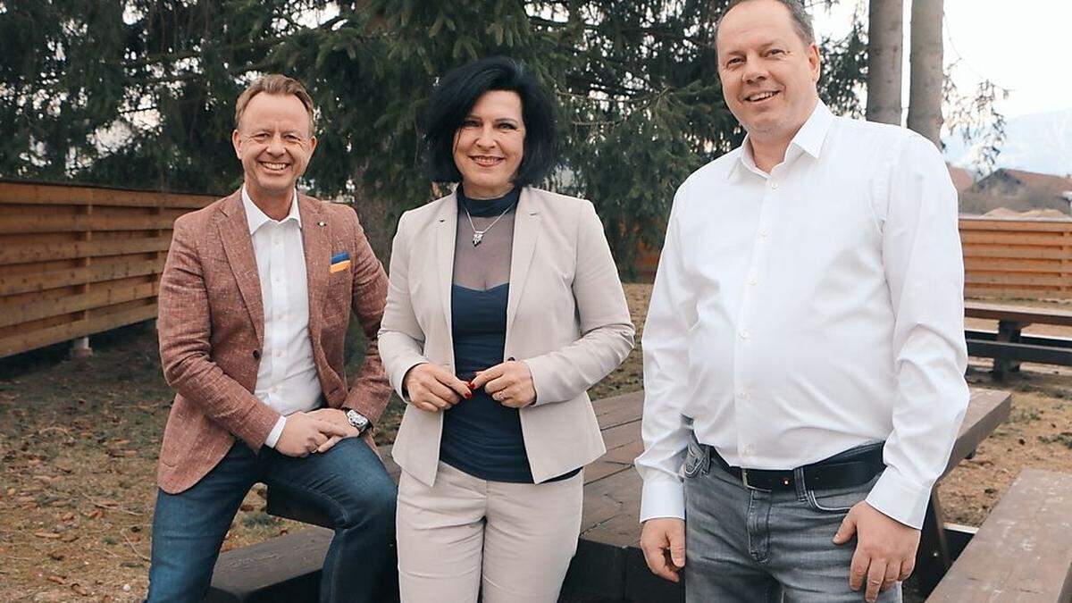 Bürgermeister Mario Abl mit der neuen Finanzstadträtin Sylvia Ippavitz und Gemeinderat Roland Krainer