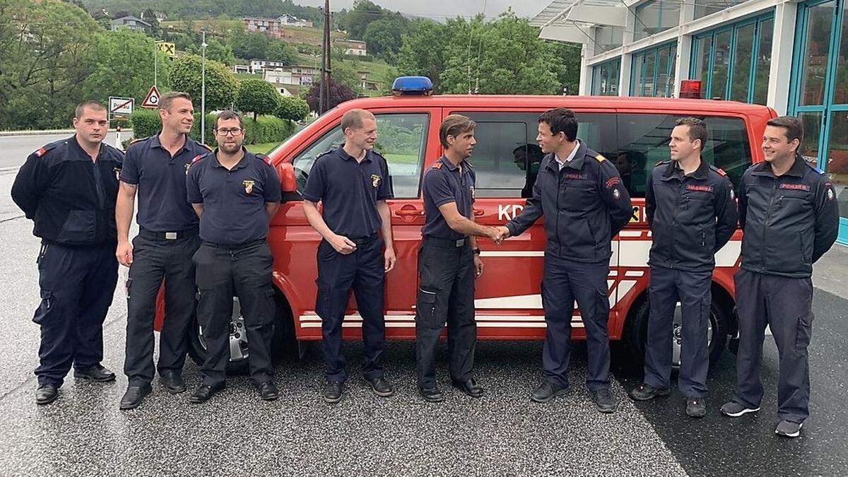 Die Pöllauer Feuerwehrleute übergaben das Fahrzeug an die Kameraden aus Niederösterreich