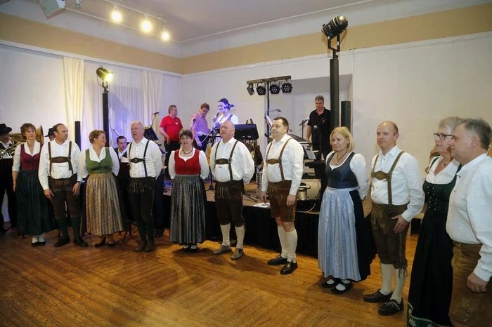 ...begrüßte Obfrau Sandra Brünner die Gäste zu einer steirisch-eleganten Ballnacht