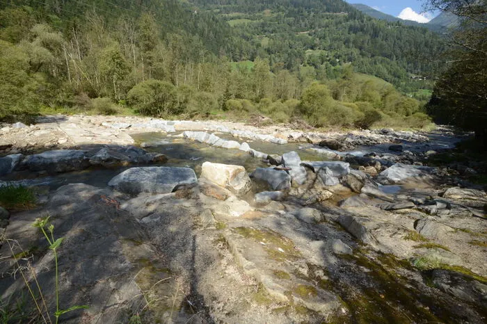 Das ist eine der so genannten Pendelrampen, mit der die Höhe der alten Sohlschwelle (links im Bild) umgangen wird.