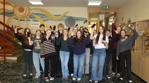 Schüler halten voller Freude ihre Handys in die Höhe