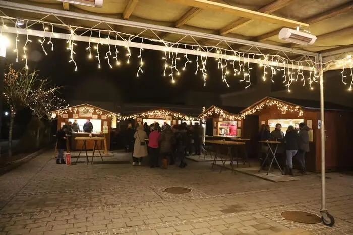 Vor dem Kulturzentrum sorgte der „Klingende Advent“ mit zahlreichen Adventständen für vorweihnachtliche Stimmung