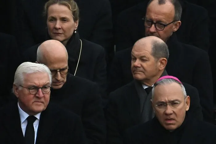 Der deutsche Kanzler Olaf Scholz und Präsident Frank-Walter Steinmeier bei der Trauerfeier.