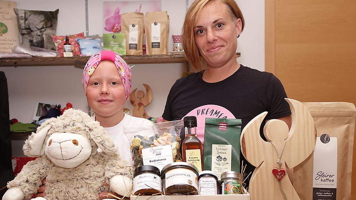 Melanie Reicher mit Tochter Collien, Zirbenschaf Anton und einigen Produkten, die sie vermarktet