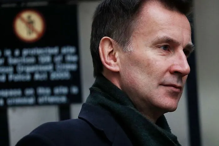 Außenminister Jeremy Hunt ist nervös:  Premierministerin Theresa May muss einem Beschluss des britischen Parlaments zufolge spätestens in drei Sitzungstagen - also am 21. Jänner - einen Plan B vorlegen. Es ist aber unklar, ob die Regierung an diese Frist rechtlich gebunden ist. Und: Die Ablehnung könnte den Brexit auch ganz stoppen.