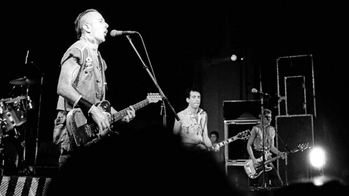 Joe Strummer, Keith Levene und Paul Simonon live in der Brixton Academy in London 