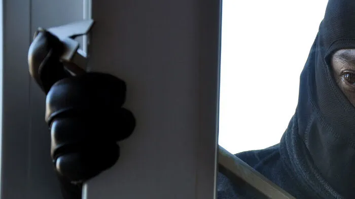 Über die Fenster kamen die Einbrecher in das Unternehmen