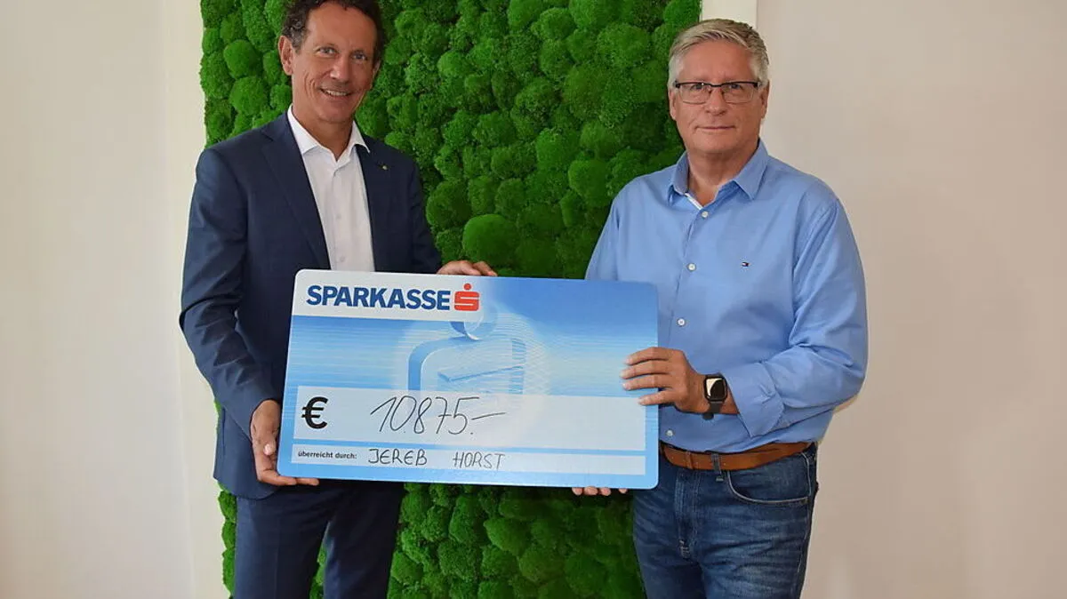 Anton Dietrichsteiner von der Sparkasse Feldkirchen und der Veranstalter Horst Jereb bei der Spendenübergabe