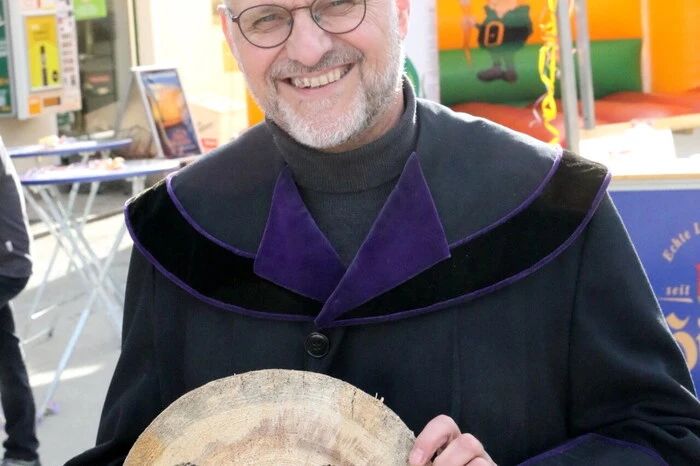 Fest „Bamziagn“ sah man unter anderen Bankdirektor Herbert Marktl (Foto), Bürgermeister Herbert Kuss, Feuerwehrkommandant Andreas Ladstätter, Baumeister Bernhard Krause sowie „Ontörner“ Günther Trojer. 