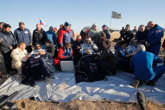 Im Oktober 2018 musste ihre Sojus-Rakete wenige Minuten nach dem Start wegen einer Antriebspanne notlanden. Die beiden entkamen unverletzt. Der beispiellose Vorfall hatte für große Aufregung gesorgt und Fragen zur Sicherheit des russischen Raumfahrtprogramms aufgeworfen.