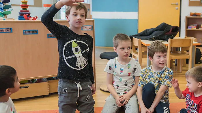 Wie groß ist denn das Christkind?Erik (6): So hoch ist das Christkind, einen Meter groß vielleicht. Also kleiner als ich.