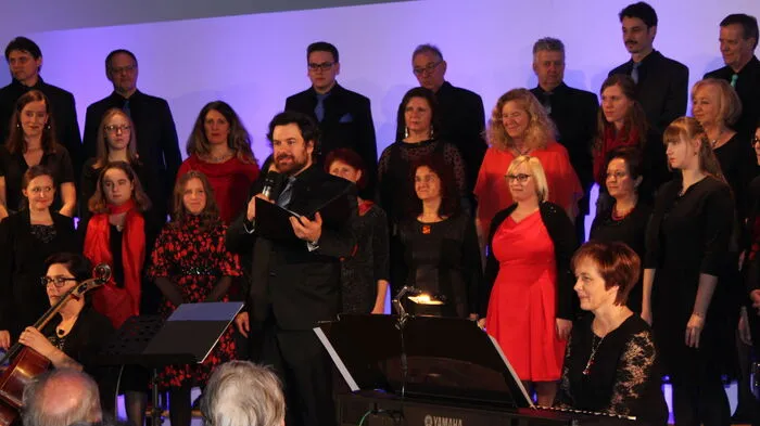 Der Obmann des Heimatklang Bach Jakob Mokoru konnte unter den 500 Ehrengästen auch wieder die Hausherrin Eva Liaunig zum diesjährigen Neujahrskonzert willkommen heißen.