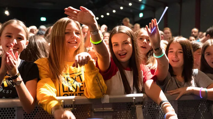 Hunderte junge Mädchen warteten schon heiß auf den Auftritt ihrer Stars.
