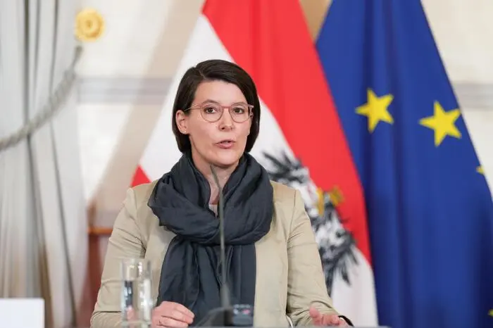 „Die Pandemie ist vorüber, das Virus bleibt“ - Chief Medical Officer Katharina Reich zieht in der Rekordwelle ihre Lehren aus Corona.