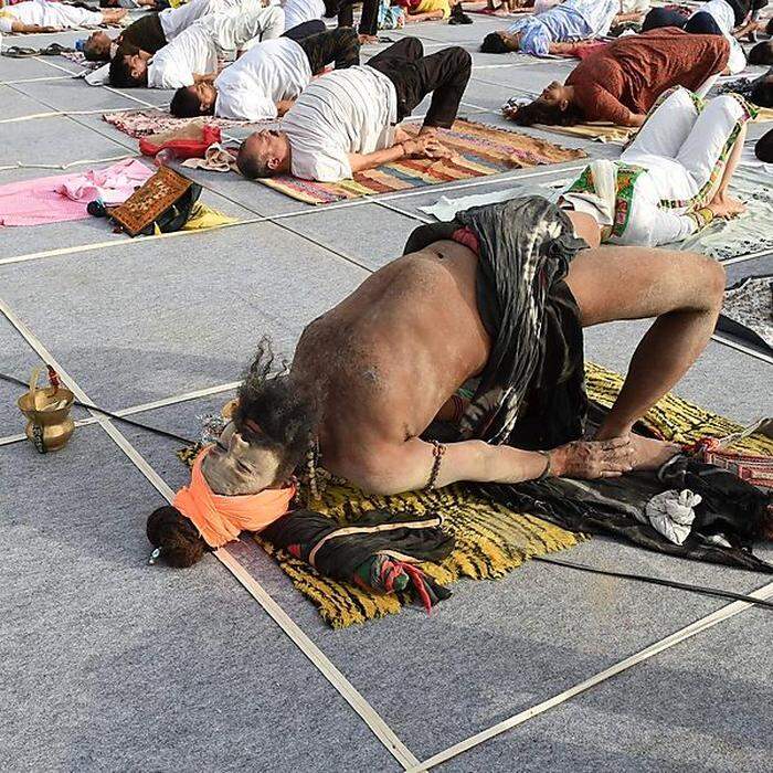 Ein indischer "Holy Man" bei einer Yogaveranstaltung zur Vorbereitung auf den IDY