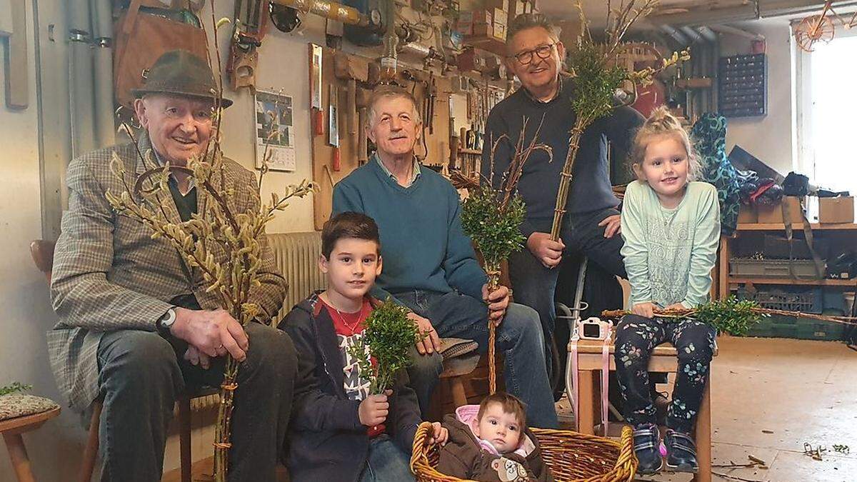 Karl Lenz senior, Leopold Riedrich (3.v.l.), seine Enkerl und Karl Lenz Junior in der Werkstatt von Riedrich. (Anm. d. Red.: Vor dem Treffen haben die beteiligten Personen einen Corona-Selbsttest durchgeführt.)   