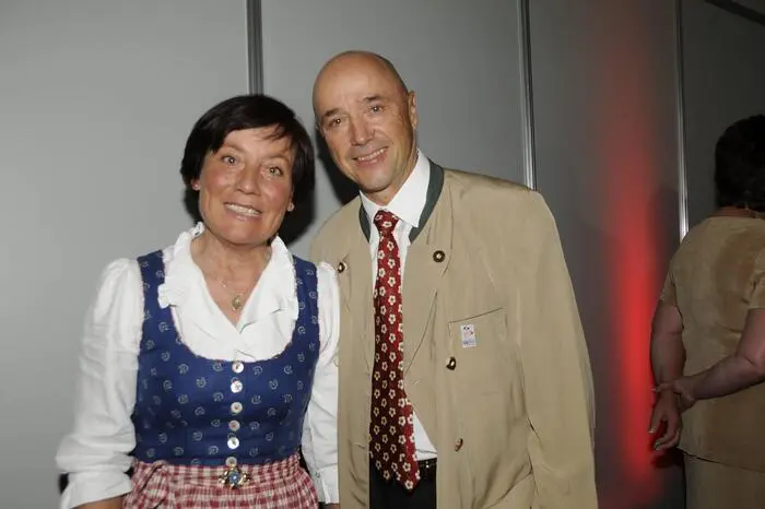 Rosi Mittermaier und Christian Neureuther war eine weitere glückliche Ski-Romanze. Fast 43 Jahre waren die beiden Deutschen verheiratet, ehe die damals 72-Jährige Anfang 2023 ihrem schweren Krebsleiden erlag. Sohn Felix Neureuther war ebenfalls ein erfolgreicher Skifahrer, zudem hatten sie gemeinsam auch eine Tochter (Ameli).