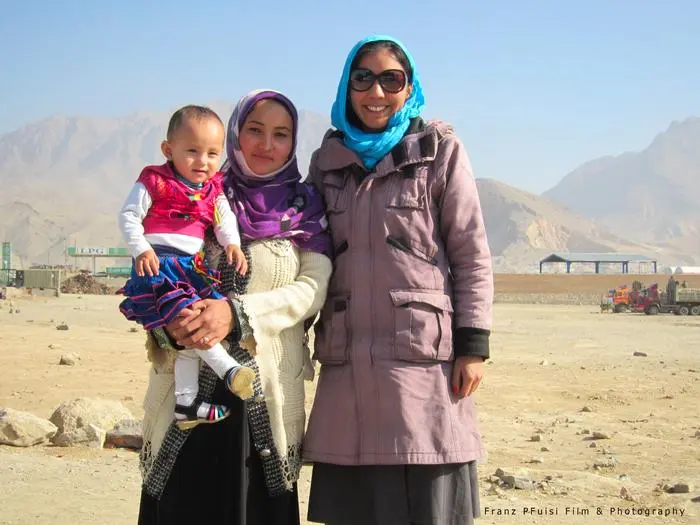 Regl (rechts) und zwei ihrer Familienmitglieder vor Ort 