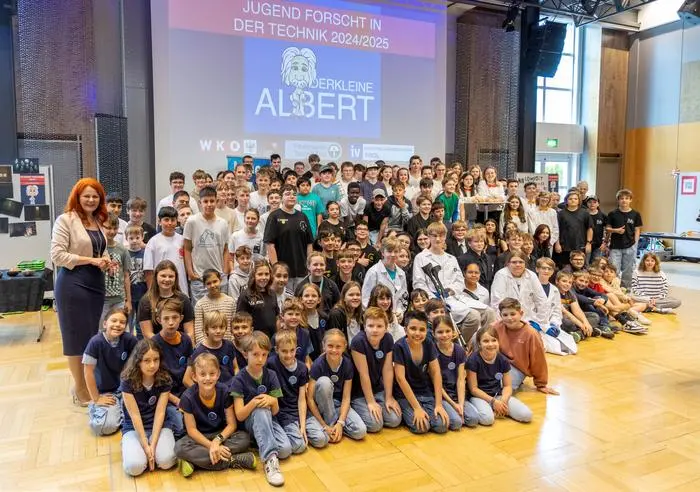 Landesrätin Hagele freute sich mit den Schülerinnen und Schülern aus ganz Tirol über die gelungene Abschlussveranstaltung von „Jugend forscht in der Technik 2025“