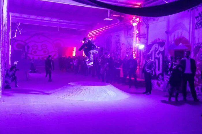 Die Gäste "flüchteten" durch einen Skater-Parcours in die große Halle ...